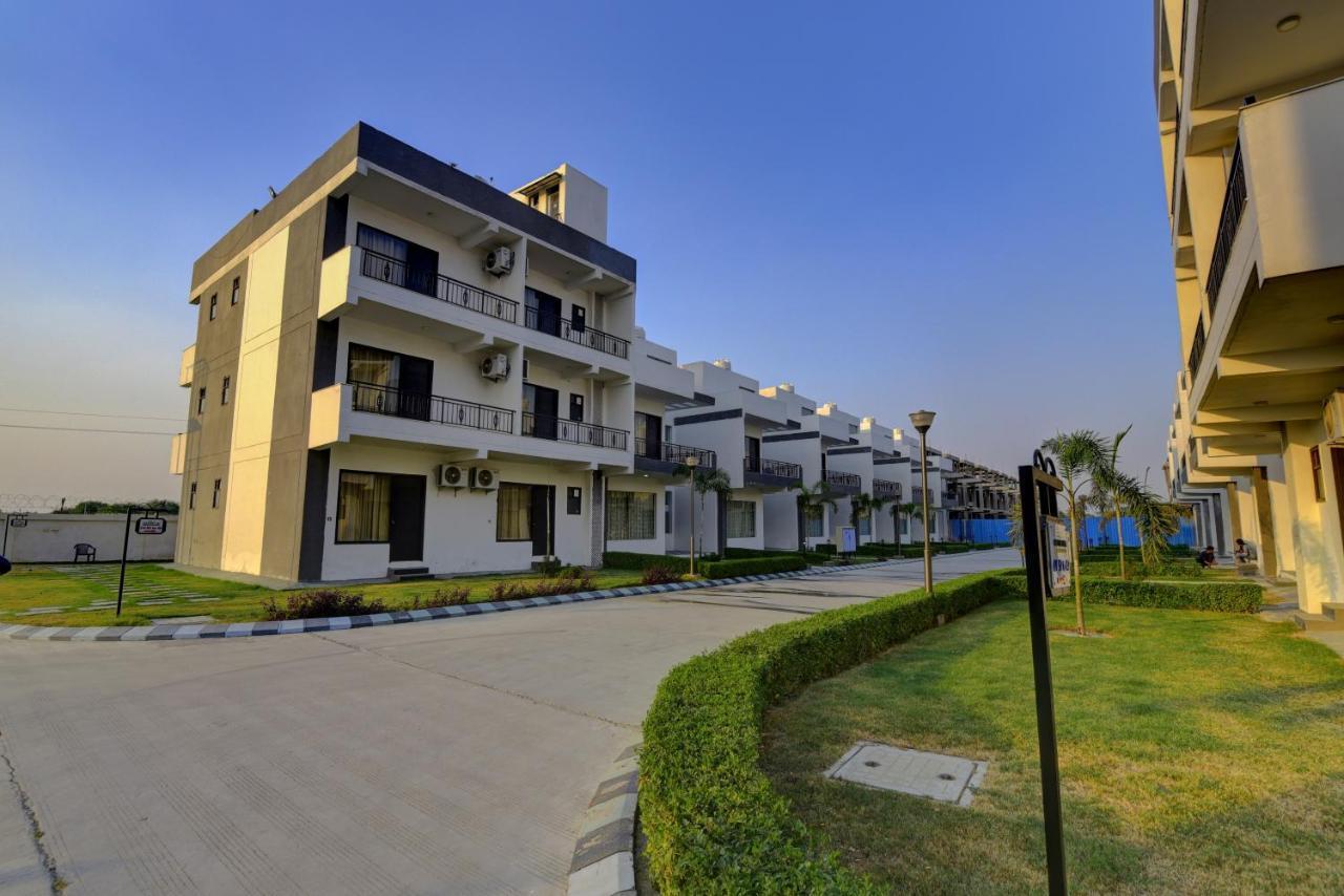 Country Inn Hotels & Resorts Vrindavan Exterior photo