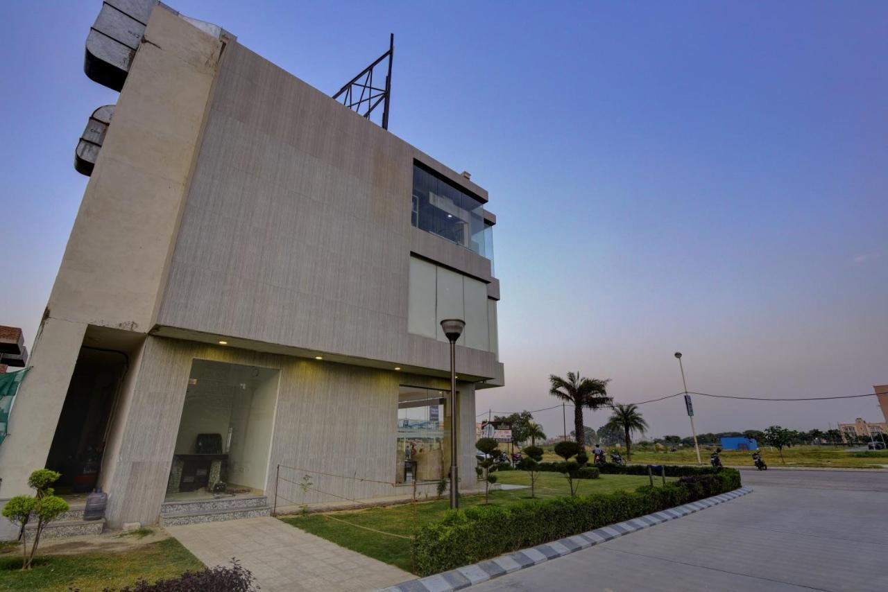 Country Inn Hotels & Resorts Vrindavan Exterior photo