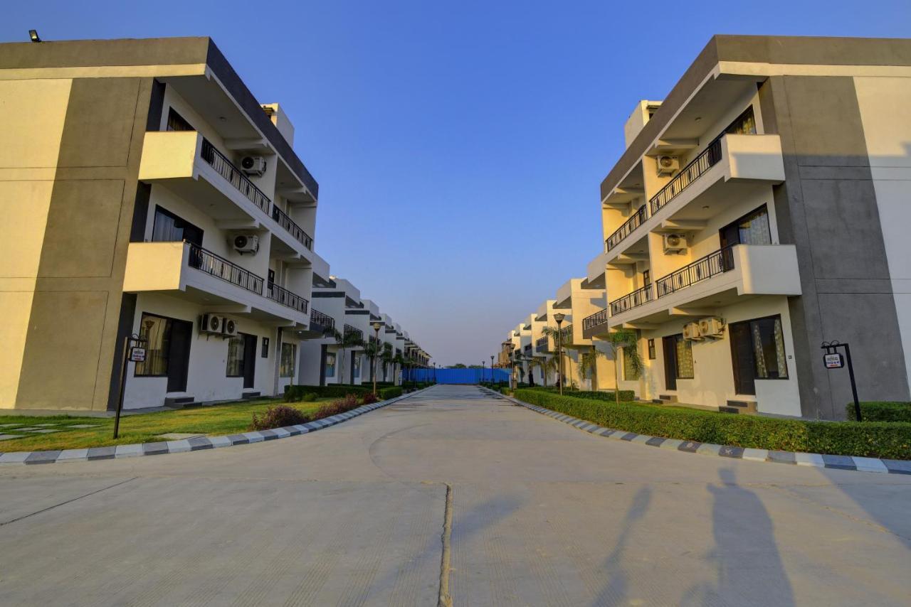 Country Inn Hotels & Resorts Vrindavan Exterior photo
