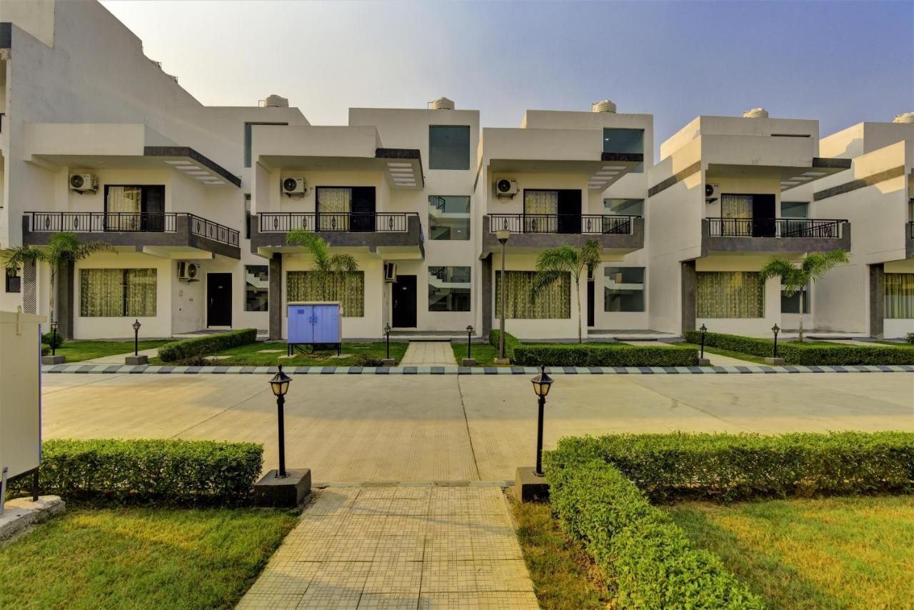 Country Inn Hotels & Resorts Vrindavan Exterior photo