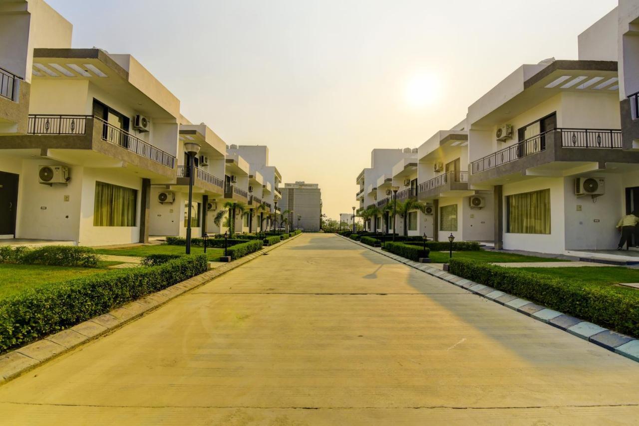 Country Inn Hotels & Resorts Vrindavan Exterior photo